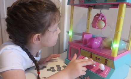 REVIEW – Moj Moj Claw Machine / Surprise Egg Grabber