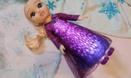 REVIEW -“Into the Unknown” Frozen 2 Singing Elsa Doll