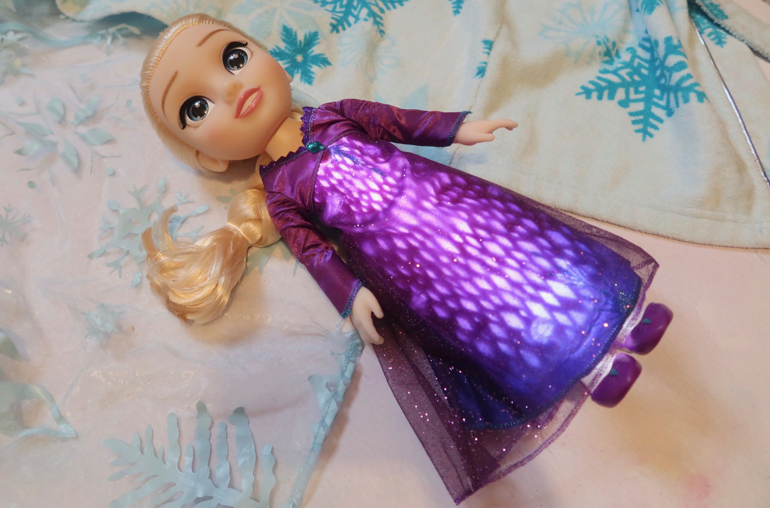REVIEW -“Into the Unknown” Frozen 2 Singing Elsa Doll